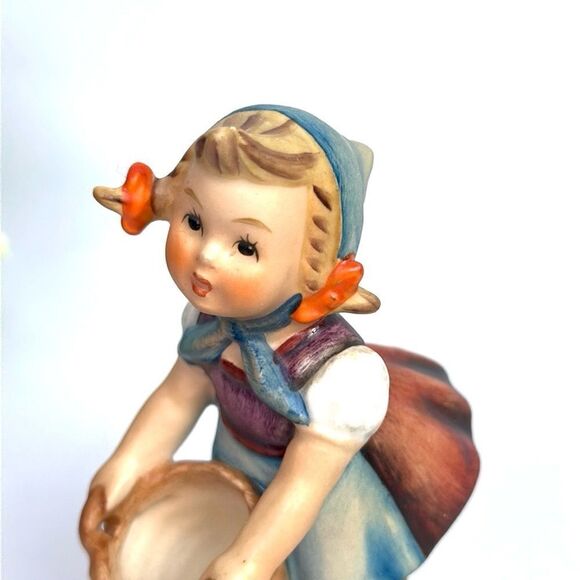 Goebel Hummel “Little Helper" Girl Figurine #73 West Germany Vintage 4” - Picture 7 of 10